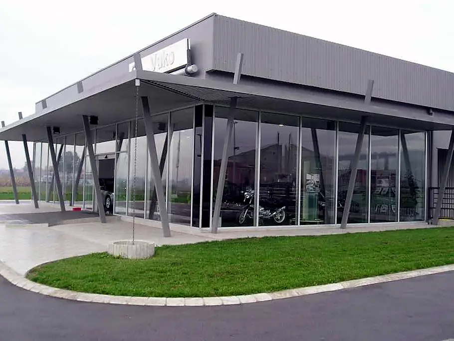 Ostakljeni auto salon BMW u Slavonskom Brodu