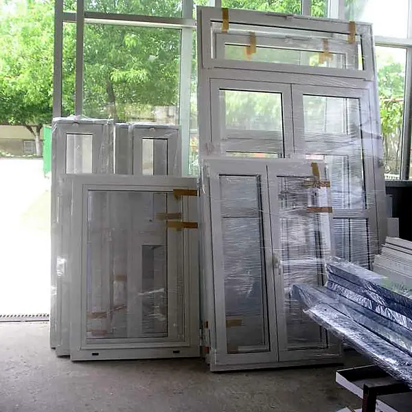 Gotovi aluminijski okviri u radionici